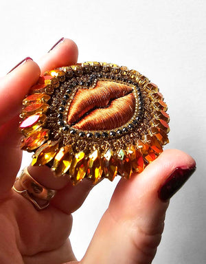 “Burning Kiss” Brooch – Size M — 2