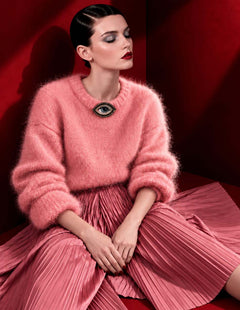 Broche Œil Céleste grise portée au col d’un pull rose