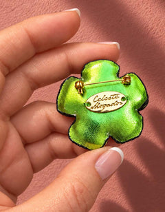 Petite broche fleur vert anis et rose — Lucy in the sky — vue de dos.
