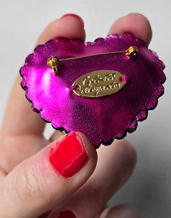 Vue arrière de Broche Pop Petula C., avec épingle et plaque Céleste Mogador