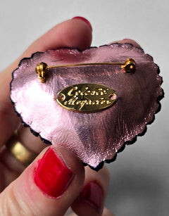 Vue arrière de Broche Pop Dolly P., avec épingle et plaque Céleste Mogador