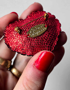 Vue arrière de Broche Pop Kylie M., avec épingle et plaque Céleste Mogador
