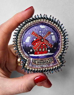 Détail de Broche « Boule à neige Moulin Rouge »
