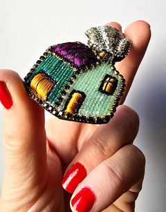 Broche La Maison enchantée de Céleste Mogador, vue de face