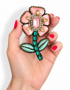 Pré-commande – disponible le 30 novembre – Broche fleur rose à tige émeraude — 1
