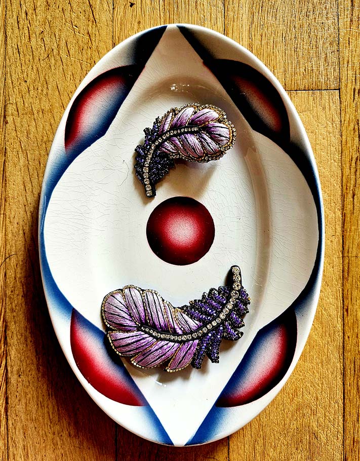 Broche Plume couleur violette