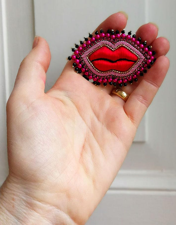 Kiss me!" brooch - Size M