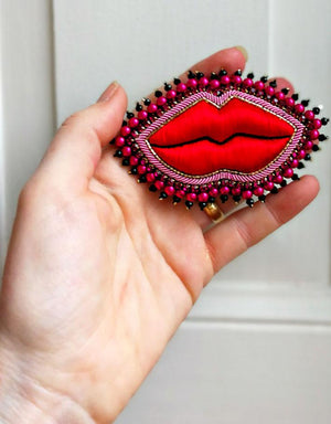 “Kiss Me!” Brooch – Size L — 1