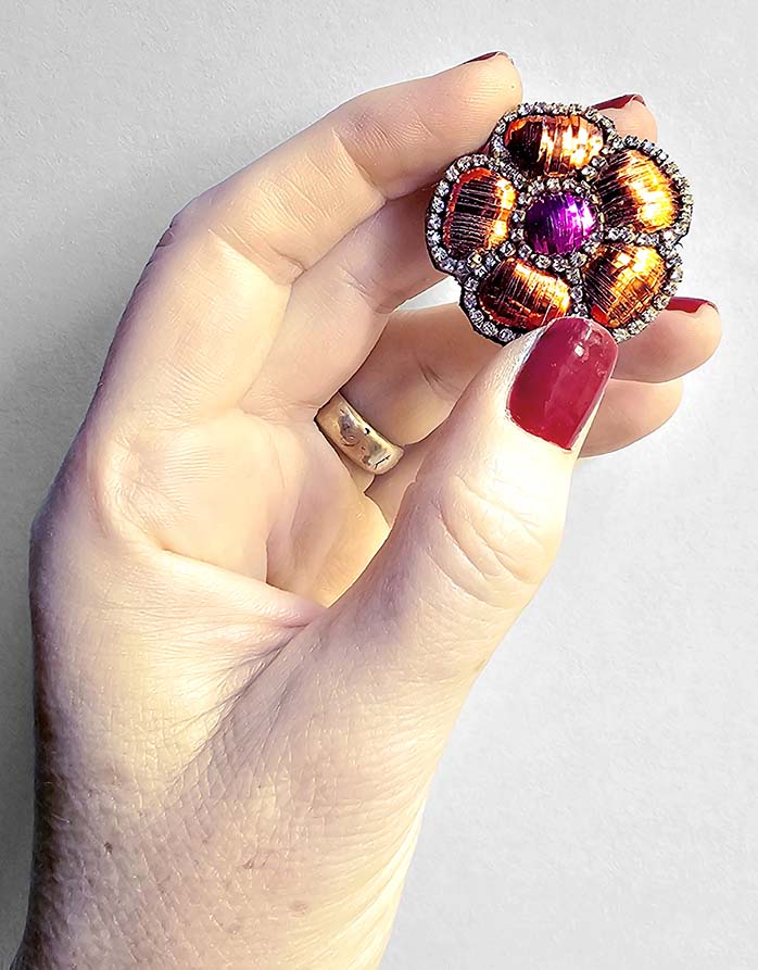 Broche « Fleur Pop » de Céleste Mogador, vue de face