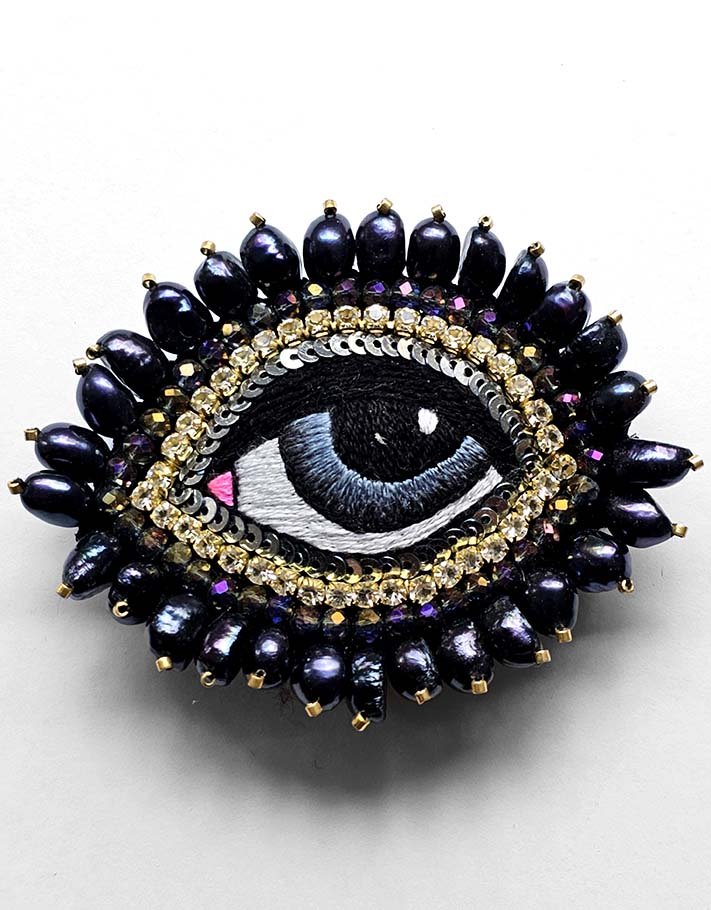 BAROQUE EYE BROOCH WITH VIOLET FRESHWATER PEARLS