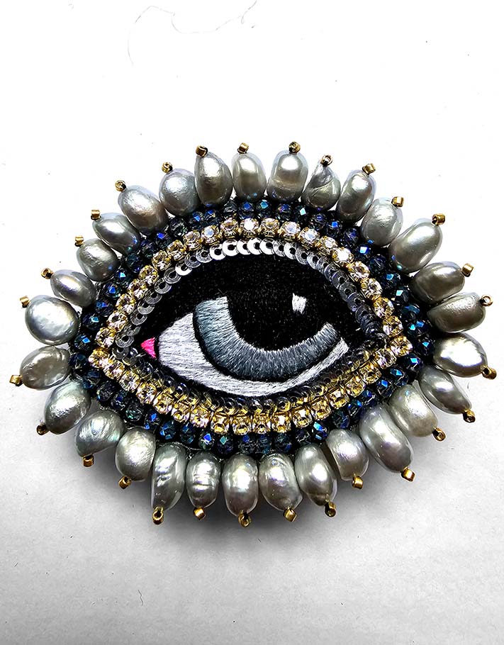 BROCHE BAROQUE OEIL AVEC PERLES D'EAU DOUCE GRISES