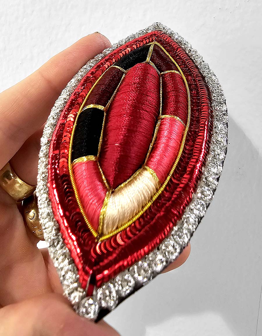 Broche trompe l'œil Rubis