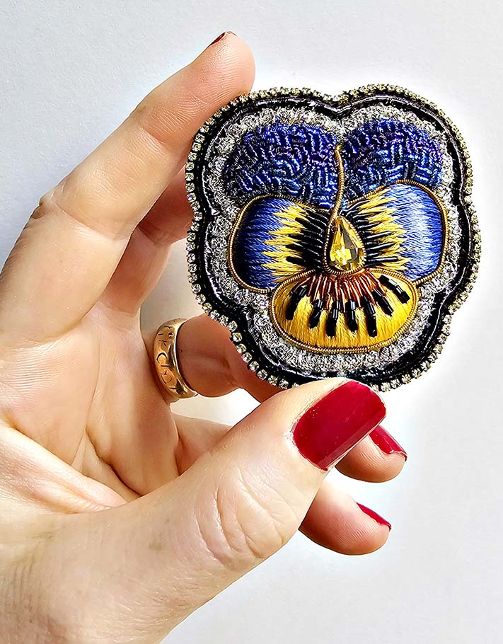 Tender thoughts brooch: Caresses / Pre-order-delivery end of November