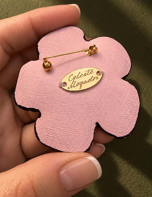 Broche fleur rose poudré et vert — Lucy in the sky — vue de dos.