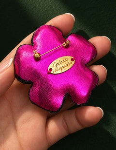 Broche fleur violette et verte — Lucy in the sky — vue de dos.