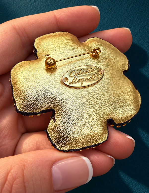 Broche fleur jaune et bleue — Lucy in the sky — vue de dos.