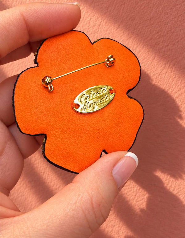 Broche fleur orange et violette — Lucy in the sky — vue de dos.