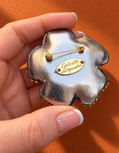 Broche fleur cuivrée et bleue — Lucy in the sky — vue de dos.