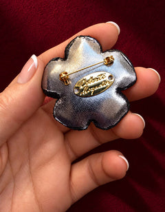 Petite broche fleur verte et violette — Lucy in the sky — vue de dos.
