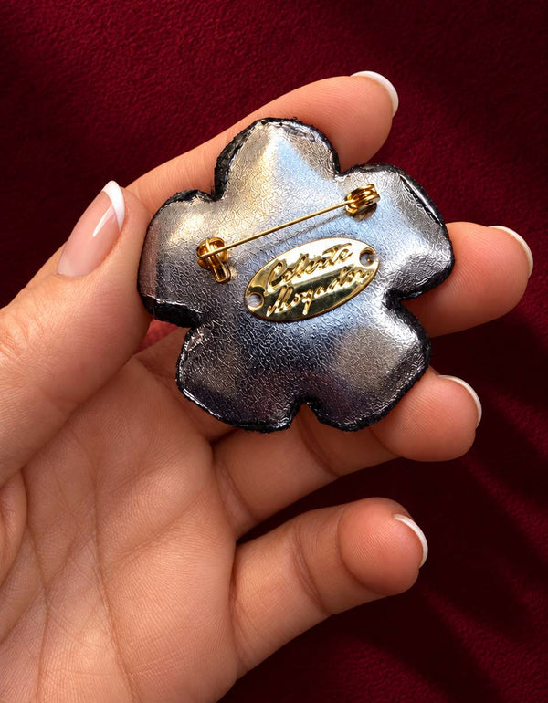 Petite broche fleur verte et violette — Lucy in the sky — vue de dos.