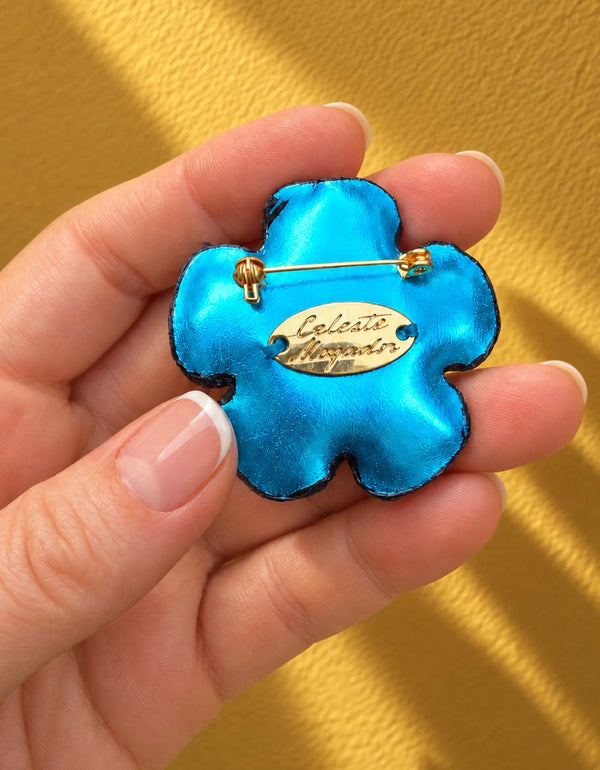 Petite broche fleur bleue et dorée — Lucy in the sky — vue de dos.