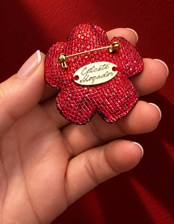 Petite broche fleur fuchsia et rouge — Lucy in the sky — vue de dos.