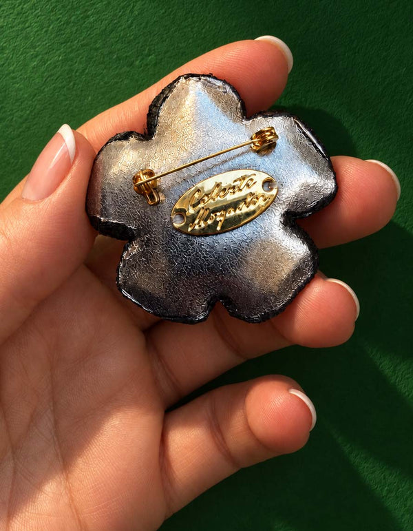 Petite broche fleur bronze et dorée — Lucy in the sky — vue de dos.