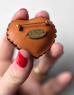 Vue arrière de Broche Pop Shirley B., avec épingle et plaque Céleste Mogador