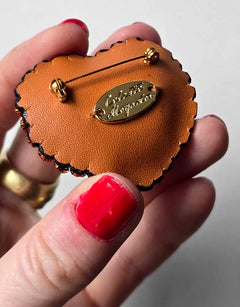 Vue arrière de Broche Pop Barbra S., avec épingle et plaque Céleste Mogador