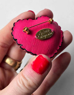 Vue arrière de Broche Pop Cher, avec épingle et plaque Céleste Mogador