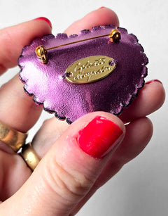 Vue arrière de Broche Pop Gloria G., avec épingle et plaque Céleste Mogador