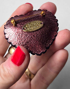 Vue arrière de Broche Pop Whitney H., avec épingle et plaque Céleste Mogador