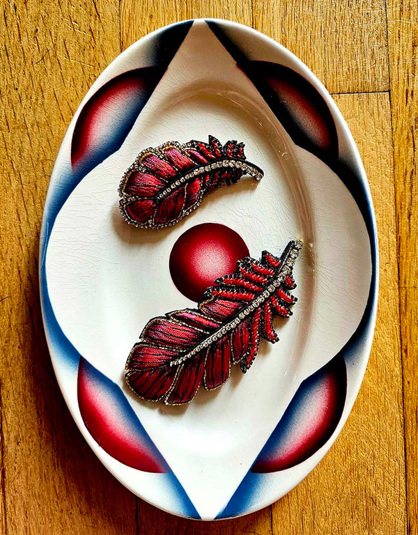 Plume rouge brooch