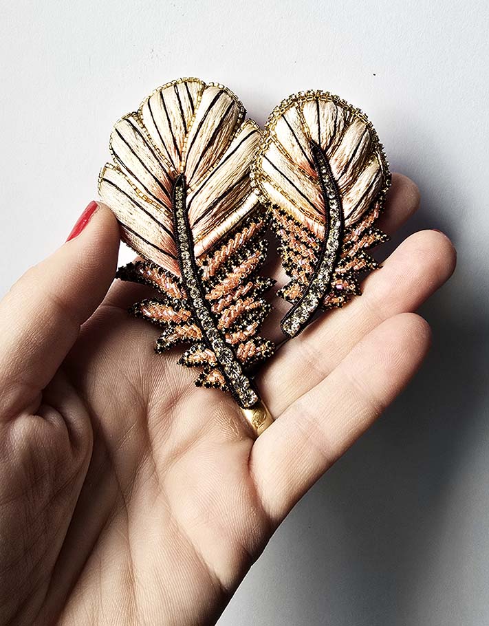 Broche Plume rose poudré