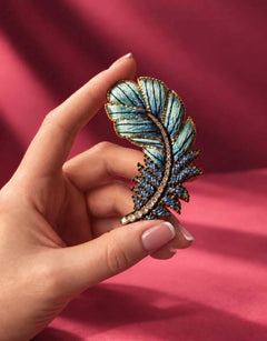 Broche Plume couleur bleue