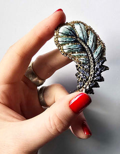 Broche Plume couleur bleue, taille S