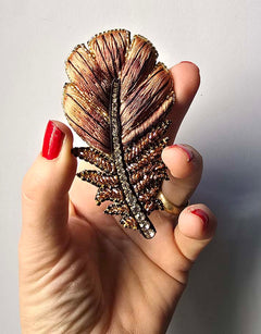 Broche Plume couleur caramel, taille M