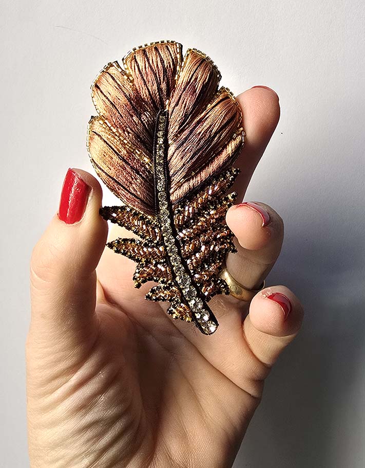 Broche Plume couleur caramel