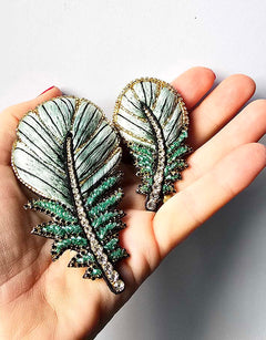 Broche Plume couleur verte, vue d’ensemble