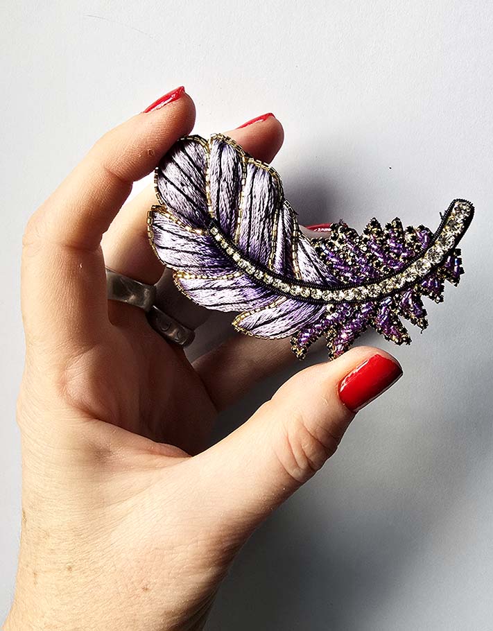 Broche Plume couleur violette