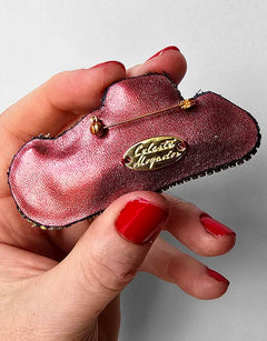 Vue arrière de Broche « Amour » – Moulin Rouge®, avec épingle et plaque Céleste Mogador