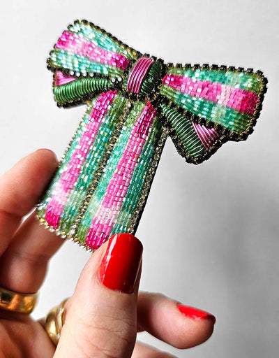 "A pretty green bow" brooch