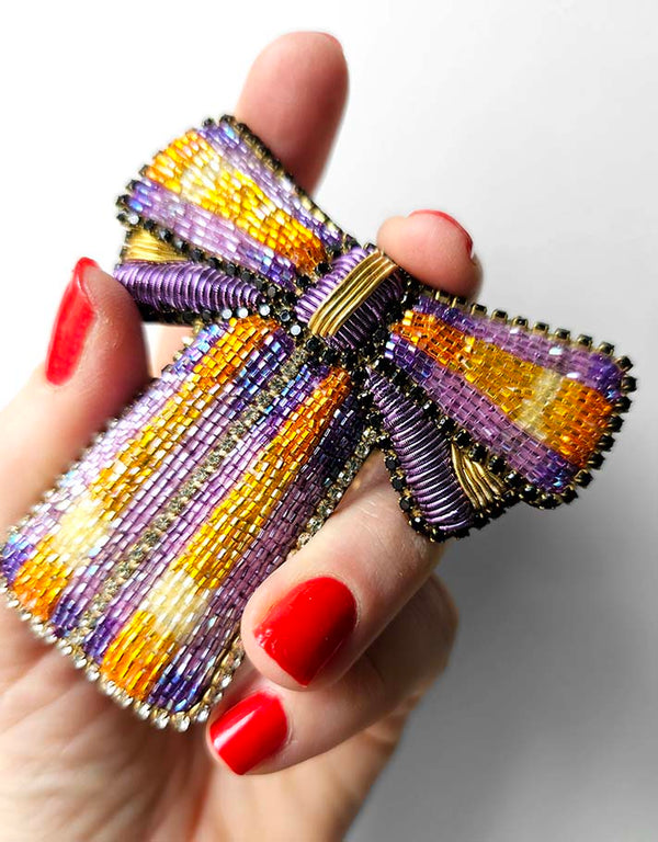 Spilla "Un grazioso fiocco giallo e viola"