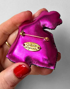 Vue arrière d’une broche brodée Céleste Mogador, avec épingle et plaque dorée