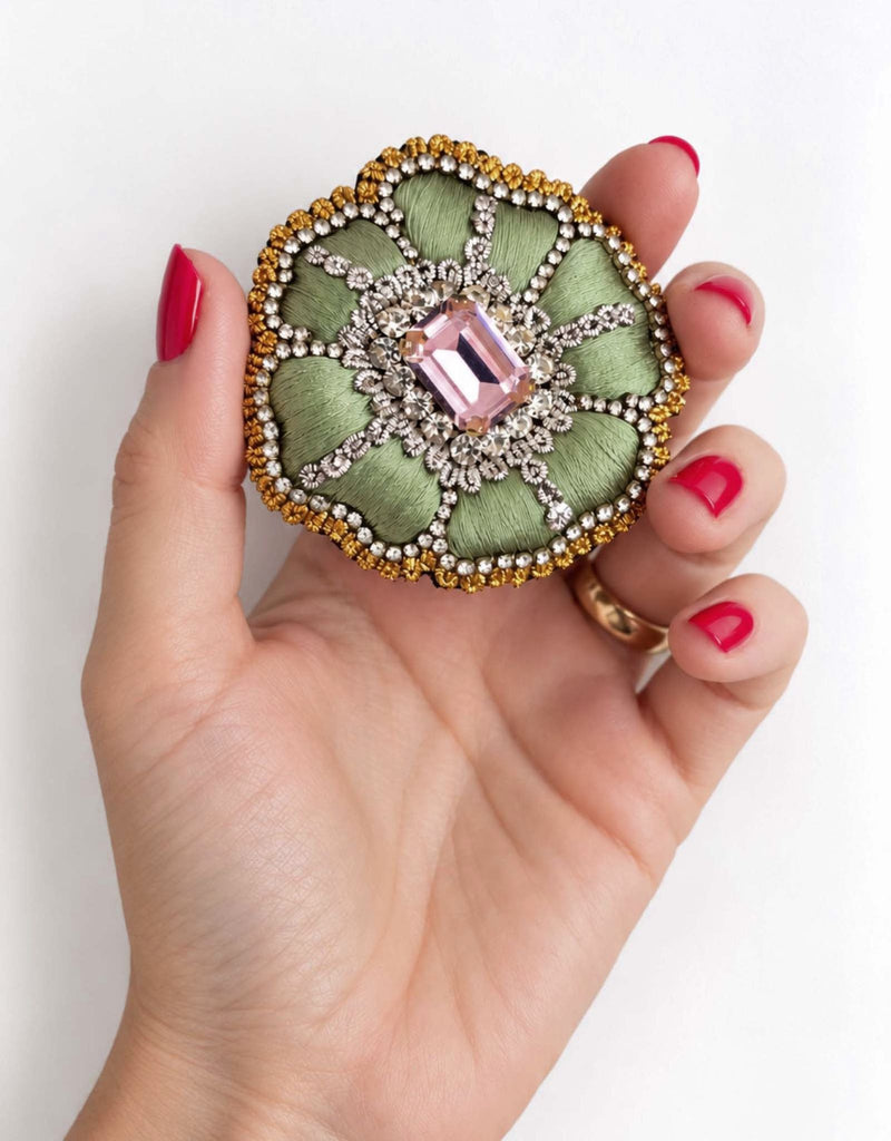 Pré-commande – disponible le 30 novembre – Broche rosette Sauge et Rose