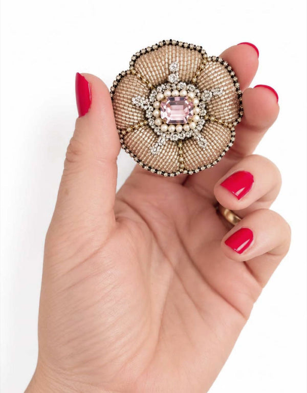 Preordine – disponibile dal 30 novembre – Spilla rosetta Champagne Rosa — 1