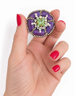 Preordine – disponibile dal 30 novembre – Spilla rosetta Viola con cuore Verde — 1