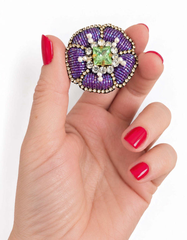 Preordine – disponibile dal 30 novembre – Spilla rosetta Viola con cuore Verde — 1