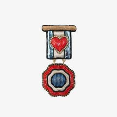 Détail de Broche « Cocarde » – Moulin Rouge®