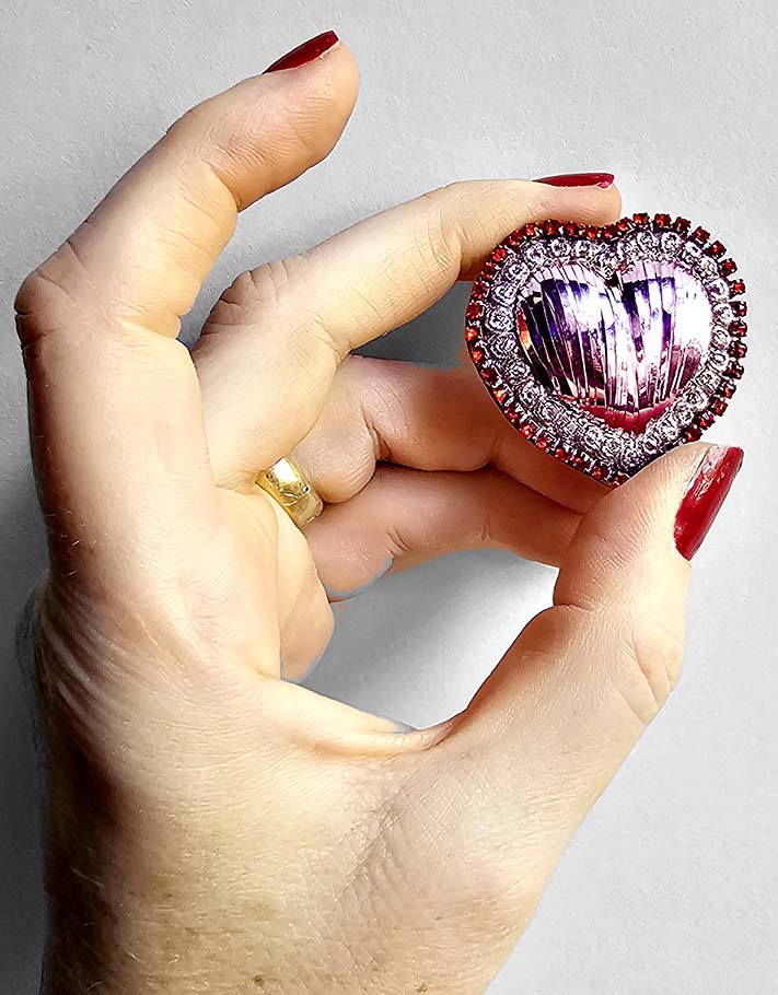 Broche Pop « Kim H. » – Cœur violet de Céleste Mogador, vue de face